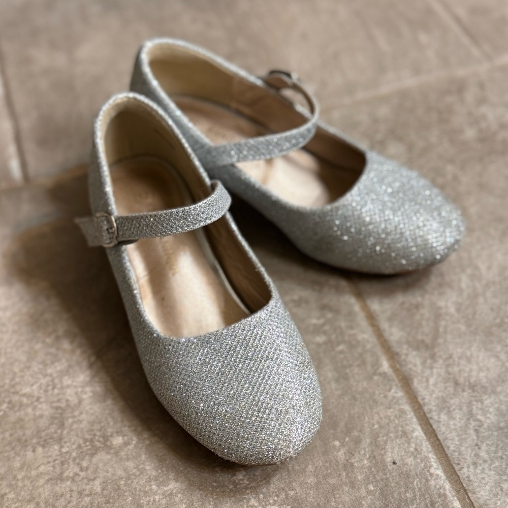 Girls Silver Heeled Shoes 🩶
